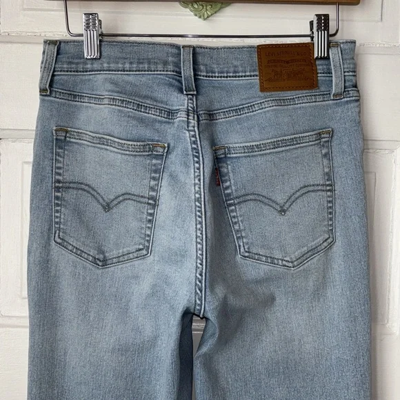 LEVI’S 724 HIGH RISE STRAIGHT BUTTON SHANK LIGHT WASH JEANS - Picture 7 of 12